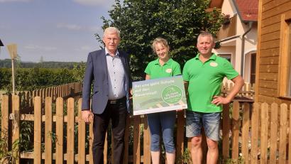 Bild: Ulrike Oka/exb
Behördenleiter Georg Mayer vom AELF Regensburg-Schwandorf (links) übergab das Hofschild an Silvia und Gerhard Schmidl.