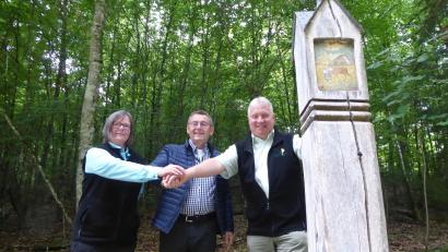 Bild: Claudia Straller
Von links: Naturpark-Geschäftsführerin Isabel Lautenschlager, Köhlereibeauftragter Josef Gilch, Naturpark-Vorsitzender Markus Dollacker an der Hirschmarter im Hirschwald.