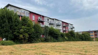 Bild: fphs
Die Bewohner des Gebäudes Martin-Luther-Straße 6/8 (Bild) in Waldershof befürchten eine starke Beschattung der Südseite ihrer Wohnungen.