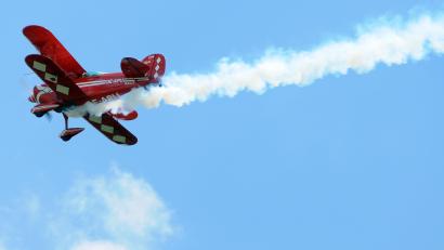 Bild: Stephan Huber
Petra Unger mit ihrer Pitts beim Kunstflug. Die Pilotin aus Österreich zeigte in ihren Shows am Sonntag, wie wendig und elegant dieser kleine Doppeldecker ist.