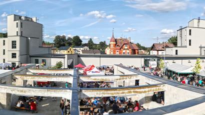 Bild: njn
Hinter der zum Museum umgebauten Tosko-Fabrik wurde das Sommerfest gefeiert.