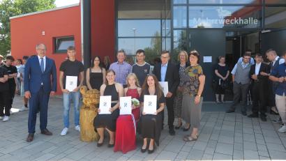 Bild: jzk
Bürgermeister Roman Schäffler (links), Klassenleiterin Iris Eckert und Schulleiterin Christine Wiesend (von rechts) gratulierten den Jahrgangsbesten der 9. und der 10. Klasse.