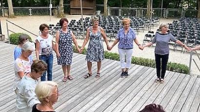Bild: rgr
Mitglieder des Katholischen Frauenbundes tanzten auf der Naturbühne am Schönberg.