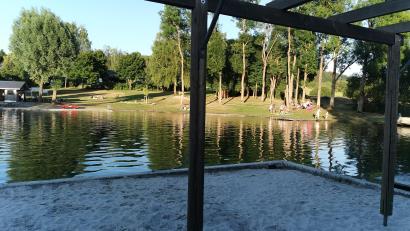 Bild: Portner
Abendsonne am „Moorbad“ in Schönsee. Während der Sand unter dieser Pergola bleibt, wird der lange Sandstrand ums Eck hin zur Böhmerwaldstraße gegen einen Rollrasen ausgetauscht.