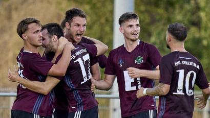 Bild: Sport-/Pressefoto Wolfgang Zink/Peter Kotzur 
Jubel über das Tor in der Nachspielzeit: Mit seinem Treffer in der 94. Minute sorgte Daniel Gömmel (Zweiter von links) für den 1:1-Ausgleich der DJK Ammerthal im Spiel beim SC Eltersdorf.