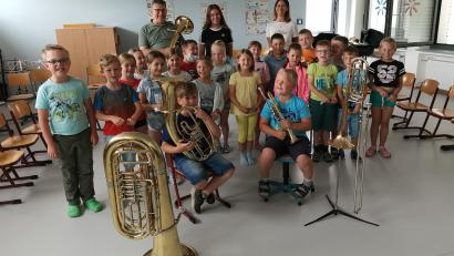Bild: Portner/exb
Die Blaskapelle Teunz mit Vorsitzender Daniela Juraske (rechts), Jugendvertreterin Leni Juraske und Ausbilder Stefan Karl informierte in der Grundschule Teunz über die Instrumentalausbildung. Im Bild die zweite Klasse mit den Musikschülern Paul (Tenorhorn) und Lucas (Trompete).