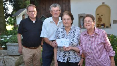 Bild: dob
Christa Wildenauer (rechts) bewies am Patroziniumstag ihrer Christophorus-Kapelle wieder ein großes Spenderherz. Sie überreichte im Beisein von Dekan Alexander Hösl (links) 1000 Euro an das Mesner-Ehepaar Helmut und Margareta Braun für den Blumenschmuck in der Filialkirche St. Thomas in Oberlind.