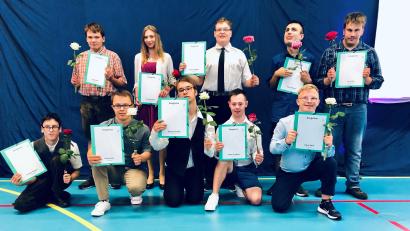 Bild: Mariella Kramer/exb
Zeugnistag für die Entlass-Schüler der Berufsschulstufe. Erste Reihe (von links): Jerome Ongaro, Simon Sehr, Daniel Tischler, Noah Davidson und Lukas Bock. Zweite Reihe (von links): Jason Mörtl, Svenja Stiegler, Kevin Widlatski, Engin Akbaba und Lars Heß.