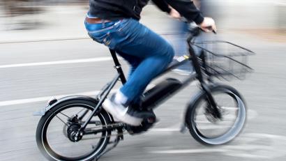 Symbolbild: Hauke-Christian Dittrich/dpa
Ein betrunkener Radfahrer stieß mit einem geparkten PKW zusammen und flüchtete zunächst.