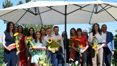 Bild: wku
Die Jahrgangsbesten mit der Schulleiterin Schwester Lioba Endres, Provinzoberin Schwester Lucilla Hauser, Bürgermeister Joachim Neuß sowie den Klassenleiterinnen Greta Gareis und Katja Mandel.