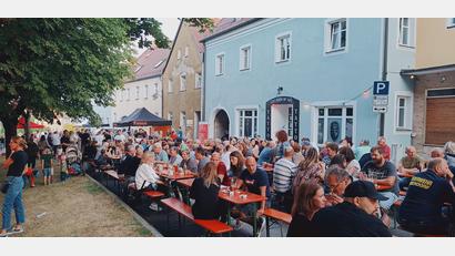Bild: fks
Schon am frühen Abend waren fast alle Plätze auf dem Unteren Markt besetzt. Und die meisten Gäste blieben bis in die späten Abendstunden.