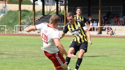 Bild: gb
Da war nichts mehr zu retten für Patrick Oppl (links): Der Wiesauer Verteidiger kam zu spät, und Arzbergs Kapitän Korbinian Lang traf zum 1:0 für den VfB, der sich am Ende auch mit 2:0 durchsetzte.