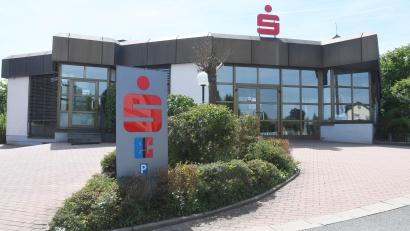 Bild: Gabi Schönberger
Die Sparkassenfiliale in der Mooslohstraße ist die am meisten frequentierte Geschäftsstelle nach der Zentrale in der Bahnhofstraße. Zurzeit beschäftigt sich das Institut mit Umbauplänen für den Standort.