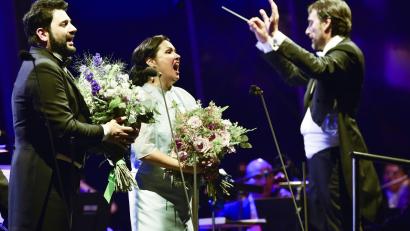 Bild: Brauer Photos/S. Brauer
Yusif Eyvazov (links), Anna Netrebko und Michelangelo Mazza, der die Hofer Symphoniker dirigierte, bei den Schlossfestspielen in Regensburg.
