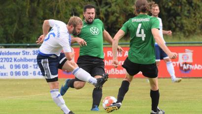 Bild: Büttner, Gerhard
Szene aus der Partie SV Kohlberg gegen den TSV Eslarn: Der Eslarner Daniel Bäumler (links) zoeht vor den Kohlbergern Adrian Reil (Mitte) und Hermann Dierl ab.
