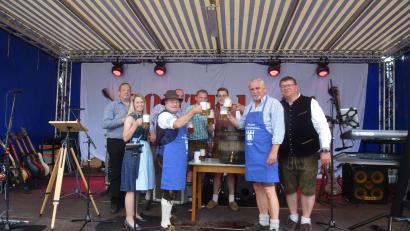 Bild: bk
Anstoß auf ein fröhliches Marktfest: Ehrenschirmherr LTC Antony Kigth (mit Hut) und Schirmherr Bürgermeister Ludwig Biller mit Vereinsgemeinschaftschef Andreas Malzer, Brauerei-Juniorinhaber Sebastian Dorfner (hinten, Mitte) sowie einigen Gemeinderäten.