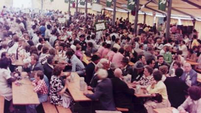 Bild: Archiv gri
Blick in das Festzelt bei der Feier zum 50-Jährigen 1975. Damals waren so große Fetzelte eine Neuheit. Der Giebel war deutlich spitzer, die Konstruktion teilweise aus Holz. Fotos vom Fest damals sind gesucht.