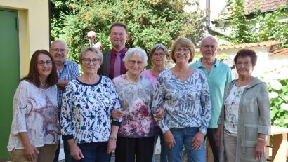 Bild: bö
Im Kreise ihrer Familie feierte Katharina Stauber (vorn, Mitte) 95. Geburtstag. Der ältesten Bürgerin der Marktgemeinde Hohenburg gratulieren auch Bürgermeister Florian Junkes (hinten, Mitte) und für den Frauenbund Ingrid Kölbl (links) und Erna Kramer (rechts).