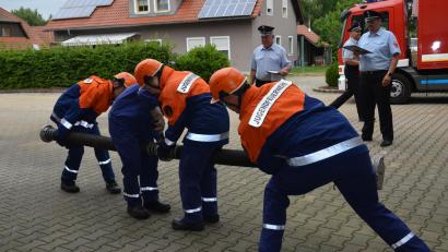 Bild: dob
Unter Zeitdruck mit Bravour zu kuppeln verlangte von den Teilnehmern schon Geschick ab. Noch dazu schauten die Schiedsrichter genau auf Details. Rund um das Feuerwehrgerätehaus in Vohenstrauß durchliefen die jungen Leute die verschiedenen Stationen.