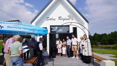 Bild: fvo
Regina (hinten links) und Reinhold Bäumler (hinten Dritter von links) mit Familie, Diakon und Pfarrer bei der Einweihung der Marienkapelle „Salve Regina“
