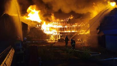 Bild: Hartl/vifogra/dpa
Einsatzkräfte der Feuerwehr löschen den Brand in einem alten Hotelkomplex.