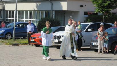 Bild: jzk
Nach dem ersten Sonntagsgottesdienst segnete Stadtpfarrer Thomas Kraus die Fahrzeuge auf dem Schulplatz der Grund- und Mittelschule.