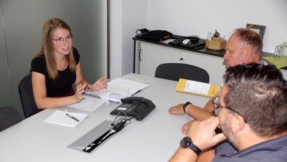 Bild: bkr
Lisa Rath stieß bei ihrem Gespräch am Montag im Rathaus auf großes Interesse. Bürgermeister Thomas Kaufmann (li) und stellvertretender Geschäftsleiter Wolfgang Kilgert (re) sind jetzt schon auf das Ergebnis gespannt, bitten die Bürger um eine rege Beteiligung an der Umfrage und sehen gespannt auf die Auswertung.