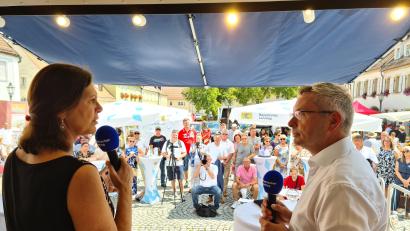 Bild: sne
Landtagspräsidentin Ilse Aigner steht Moderator Rüdiger Nowak und dem Publikum Rede und Antwort.