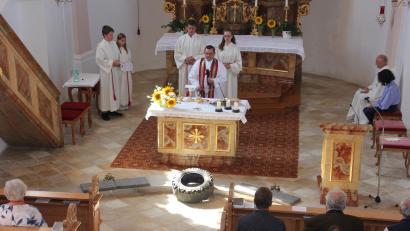 Bild: kro
Im Festgottesdienst zum Jakobifest in Marchaney war vor dem Altar ein abgefahrener Reifen abgelegt. Darauf nahm Pfarrer Konrad Amschl in seiner Predigt Bezug.