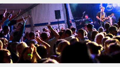 Bild: Michael Kuehner/exb
Am Freitag sorgt die Band "d´ Urwaidler" für Partystimmung im Festzelt.