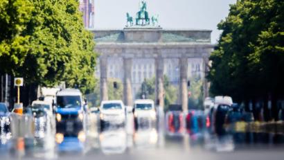 Bild: Christoph Soeder/dpa
Der Straße des 17. Juni vor dem Brandenburger Tor flimmert in der Mittagshitze.