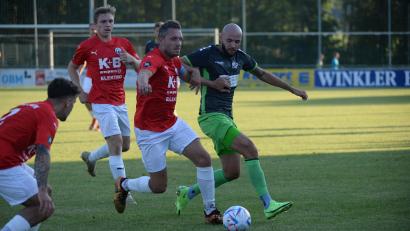 Archivbild: Andreas Brückmann
Der Gebenbacher Nico Becker (rechts) im Zweikampf mit Michael Plänitz vom ASV Cham. Vier Tage nach dem Spiel in der Bayernliga Nord steht das Oberpfalzderby auch in der ersten Runde des BVF-Pokals auf dem Programm.