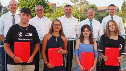 Bild: soj
Mit einem Wertgutschein wurden die Jahrgangsbesten der Fichtelnaabtal-Mittelschule ausgezeichnet: Maximilian Müller (vorne, von links), Leonie Serfling, Marie Heinrich und Jana Pscherer. Dazu gratulierten (hinten, von links) Schulleiter Alexander Köstler, Bürgermeister Hubert Kraus, Gemeinderat Heiko Köstler, Bürgermeister Bernhard Schindler und Bürgermeister Wolfgang Söllner.