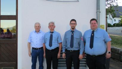Bild: Gemeinde Kulmain/exb
Vorsitzender Georg Redl jun. (rechts) und Bürgermeister Günter Kopp (links) gratulierten Kommandant Ernst Braunreuther (Zweiter von links) und seinem Stellvertreter Daniel Scharf zur Wiederwahl.