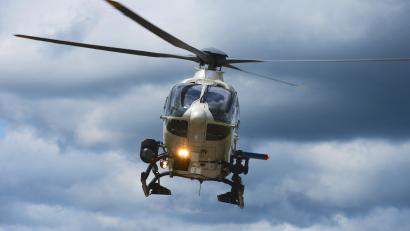Symbolbild: Polizei Bayern
Ein Polizeihubschrauber war bei der Suche nach angeblichen Mitfahrern eines verunfallten Autos bei Pressath im Einsatz