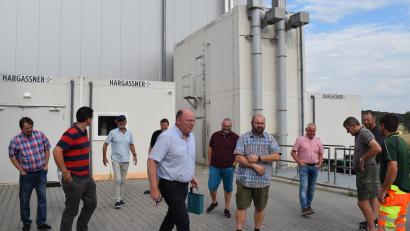 Bild: bnr
Der Trausnitzer Gemeinderat besichtigte eine zentrale Hackschnitzelheizung als Containerlösung, wie sie bei der Firma Schwandner Logistik in Pfreimd bereits in Betrieb ist.