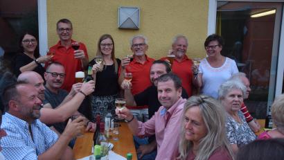 Bild: fz
Die SPDler stoßen bei ihrem Weinfest an den Tischen mit den Besuchern an.