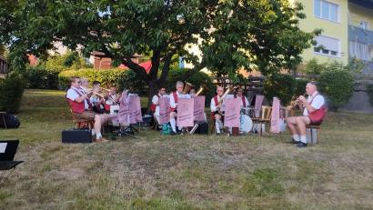Bild: jba
Doe Flossenbürger Blakapelln spielt bei der Serenade in Flossenbürg auf.