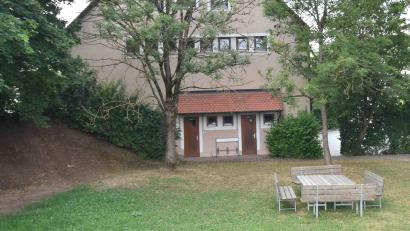 Bild: no
Auf dieser Fläche neben dem Feuerwehrhaus könnten Pläne für einen Jugendgrillplatz in Illschwang Wirklichkeit werden. Eine Sitzgruppe steht dort schon.