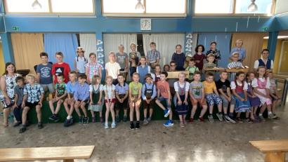 Bild: Josef Glas
Schülerinnen und Schüler der Grundschule Tännesberg mit stellvertretender Schulleiterin Birgit Enders (links) und Lehrerin Maria Neubauer (rechts)