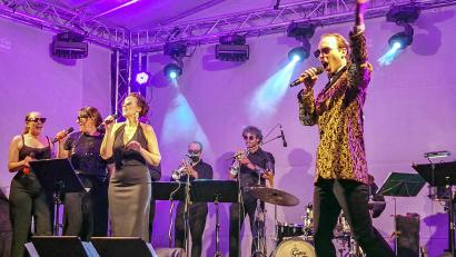 Bild: Biczysko/fph
Die stimmgewaltigen Interpreten der "Musical Summer Night" (von links): die Schwestern Marlene und Liliana Düstersiek, Mutter Beata Marti und der Wiener Baritenor Johannes Summer. Die siebenköpfige Band "Magic Max and his Moonlight Orchestra" sorgte für den perfekten Sound im Pfarrhof.