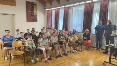Bild: usc
Die Kinder der Josef-Voit-Grundschule Freihung freuten sich zusammen mit Schulleiterin Helga Prechtl (Dritte von rechts) über den Besuch der beiden Hirnforscher Dr. Sebastian Frank (Zweiter von rechts) und Markus Becker (rechts).