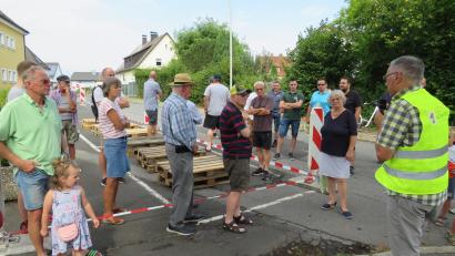 Bild: adj
An den einzelnen Stellen konnten sich Besucher der Bürgerbeteiligung ein plastisches Bild von der Planung machen. Die Palletten stellen eventuelle Ruhebänke für die Kinder und Eltern dar.