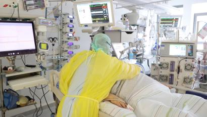 Symbolbild: Bodo Schackow/dpa
Corona bleibt ein Thema.