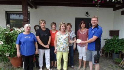 Bild: twg
Holger Pühl (rechts) freute sich über die Spende des Müttervereins Pullenreuth, die Zweite Vorsitzende Lisa Michl (von links), Beisitzerin Lucia Götz, Schriftführerin Irene Ritter, Vorsitzende Anni König, Beisitzerin Ilona Hösl und Schatzmeisterin Hannelore Pschörer überreichten.