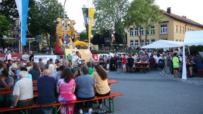 Bild: bjp
Da hätte Bürgermeister Bernhard Stangl Platzkarten verkaufen können: Sitzplätze sind beim Pressather Jubiläums-Bürgerfest auf dem Weihertürl oft Mangelware.