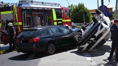 Bild: gf
Der nagelneue weiße Tiguan dürfte beim Unfall einen Totalschaden davongetragen haben. Sein Fahrer (61) wurde beim Überschlag zum Glück nur leicht verletzt. Der Fahrer des schwarzen BWW blieb unverletzt.