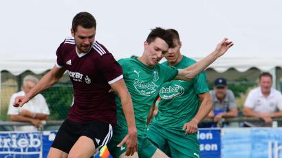 Bild: ham
Alexander Grill (links) vom FC Wernberg hatte einen schweren Stand gegen die schlichter Abwehrspieler.
