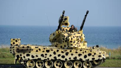 Archivbild: Carsten Rehder
Vor zwölf Jahren wurden die Flugabwehrpanzer vom Typ Gepard ausgemustert. Deshalb war dieser auf dem Schießplatz im schleswig-holsteinischen Todendorf in dieser Sonderfarbe lackiert worden.