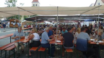 Bild: bk
Unbeschwertes Feiern unter Sonnenschutz